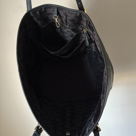 MICHAEL KORS XL Jetset Saffiano Leather Tote in Black - Picture 6 of 10